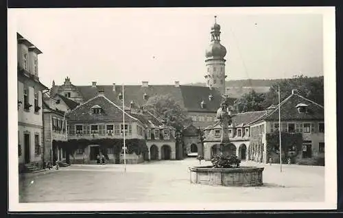 AK Weikersheim, Marktplatz mit Brunnen im Sonnenschein