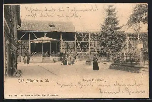 AK Bad Münster a. St., Brunnen Promenade mit Passanten