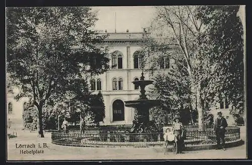 AK Lörrach i. B., Hebelplatz mit Kinderwagen, Springbrunnen