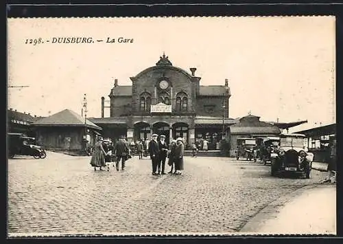 AK Duisburg, Bahnhofsfassade und Vorplatz mit Reisenden