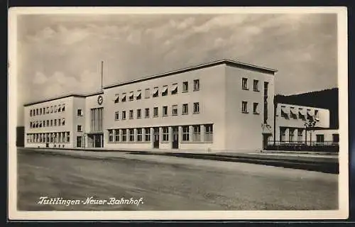 AK Tuttlingen, Neuer Bahnhof mit Strasse