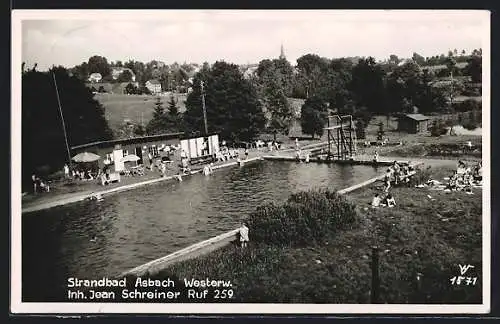 AK Asbach / Westerwald, Strandbad mit Ort im Hintergrund