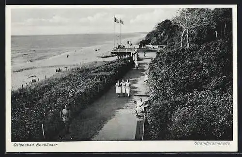 AK Neuhäuser, Die Strandpromenade mit spazierenden Frauen