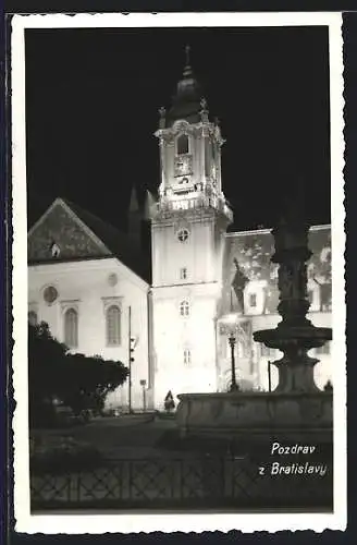 AK Bratislava, Kirche und Brunnen bei Nacht