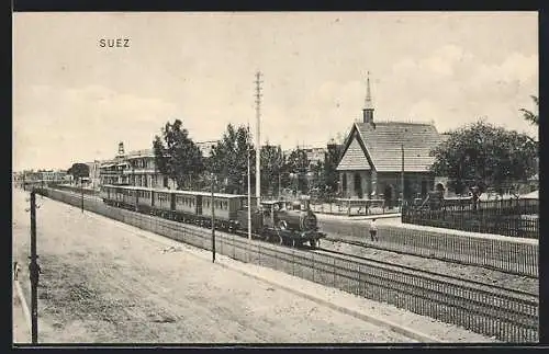 AK Suez, Bahnhof, Eisenbahn passiert die Kirche