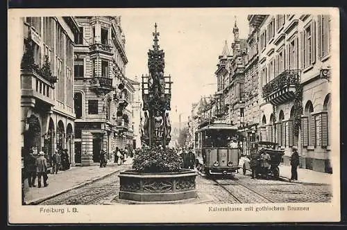 AK Freiburg i. B., Kaiserstrasse mit gothischem Brunnen u. Strassenbahn