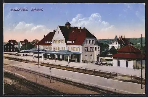 AK Balingen, Bahnhof mit Bahnsteigen und Ortsblick aus der Vogelschau