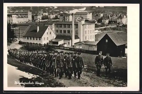 AK Ebingen, Soldaten in Uniform maschieren an der Postschutzschule vorbei