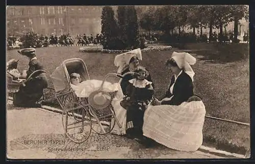 AK Berlin, Berliner Typen, Echte Spreewälderinnen mit Kinderwagen