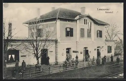 AK Lescovac, wartende Soldaten am Bahnhof