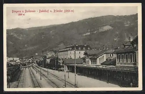 AK Bregenz am Bodensee, Bahnhof mit Bahnsteig und Gleisen, Blick auf Pfänder