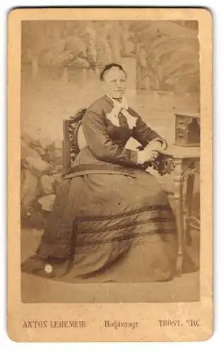 Fotografie Anton Lehemeir, Trostberg, Elegante Dame in tailliertem Kleid