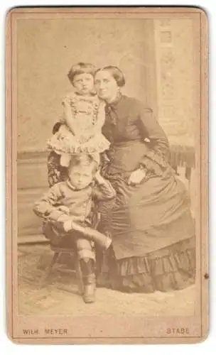 Fotografie Wilh. Meyer, Stade, Schifferthorsvorstadt, Mutter mit zwei Kindern