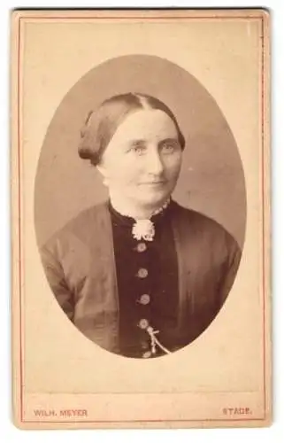 Fotografie Wilh. Meyer, Stade, Schifferthorsvostadt, Portrait Elegante Dame mit zurückgesteckten Haaren