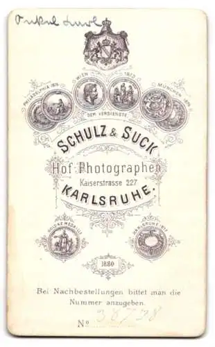 Fotografie Schulz & Suck, Karlsruhe, Kaiserstrasse 227, Kind mit Schleife und Lederstiefeln