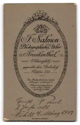 Fotografie F. Salmon, Frankenthal, Kind mit Mantel und Lederstiefeln