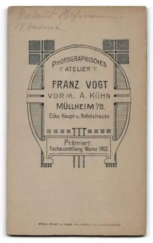 Fotografie Franz Vogt, Müllheim i. B., Ecke Haupt- und Hebelstrasse, Süsses Kleinkind auf Fell