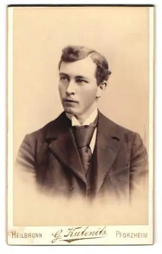 Fotografie G. Kutenits, Heilbronn, Kilianstr. 19, Eleganter junger Mann mit Anzug und Krawatte