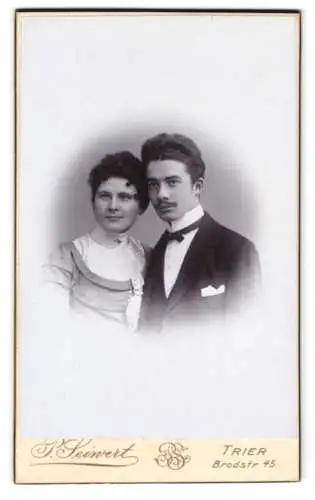 Fotografie P. Seinert, Trier, Brodstr. 45, Portrait elegantes junges Paar