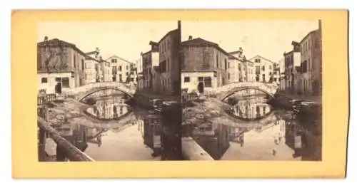 Stereo-Fotografie unbekannter Fotograf, Ansicht Venezia, Kanal mit alter Brücke in der Stadt