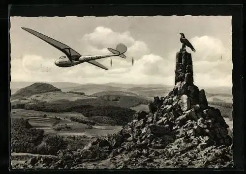 AK Gersfeld, Segelflieger am Fliegerdenkmal mit Blick nach der Milseburg