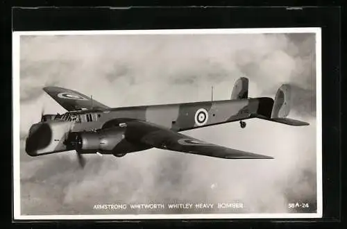 AK Schwerer britischer Bomber des Typs Armstrong Whitworth Whitley