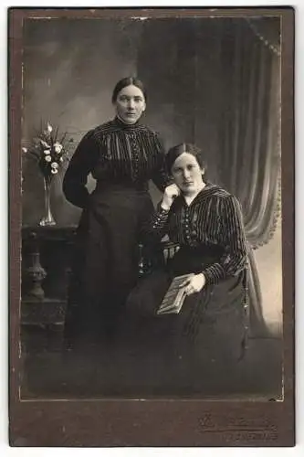 Fotografie Jos. Hinterwimer, Tacherting, Zwei Bürgerliche Frauen in gestreiften Blusen und dunklen Röcken