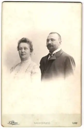 Fotografie K. Pflanz, Linz, Graben 30, Bürgerliches Ehepaar in feiner Garderobe, er mit gezwirbeltem Schnurrbart