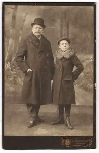 Fotografie A. Jandorf & Co., Berlin, Bellealliancestr. 1 /2, Bürgerlicher Herr mit Mantel und Melone neben seinem Sohn