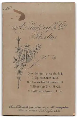 Fotografie A. Jandorf & Co., Berlin, Bellealliancestr. 1 /2, Bürgerlicher Herr mit Mantel und Melone neben seinem Sohn