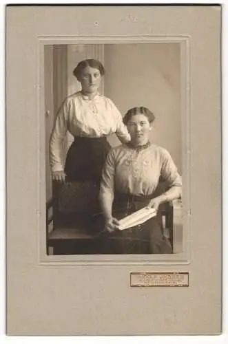 Fotografie Rudolf Ingber, Sonneberg, Zwei junge Damen in feiner Garderobe mit adrett frisierten Haaren