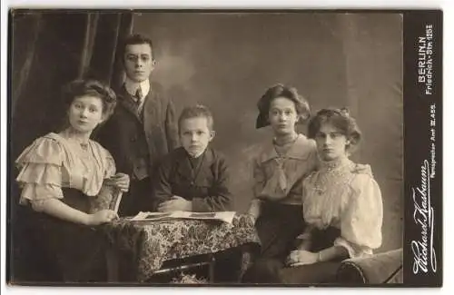 Fotografie Richard Kasbaum, Berlin, Friedrich-Str. 125, Drei Schwestern und zwei Brüder an einem Tisch