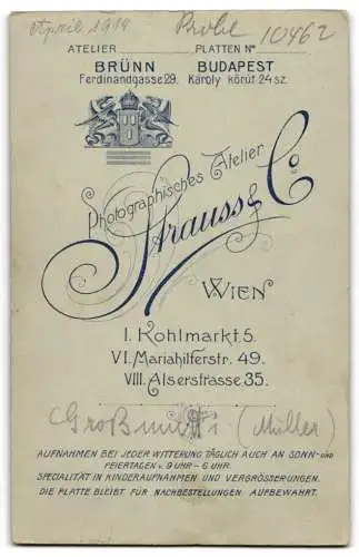 Fotografie Atelier Strauss & Co., Wien, Kohlmarkt 5, Grossmutter Müller im eleganten weissen Kleid