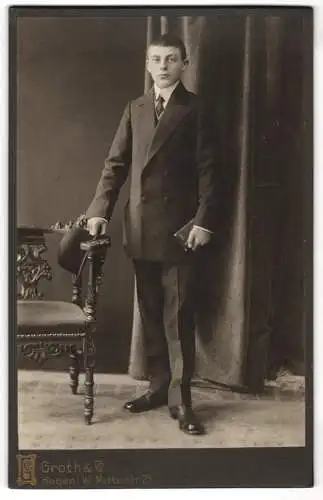 Fotografie Groth & Co., Hagen i. W., Mittelstr. 21, Wilhelm Wegemann im Anzug mit einer Melone und einem Buch