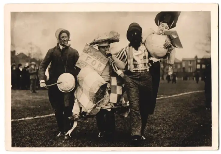 Fotografie Demonstration gegen Frauenwahlrecht in England 1928, Kostümierte Demonstranten 0