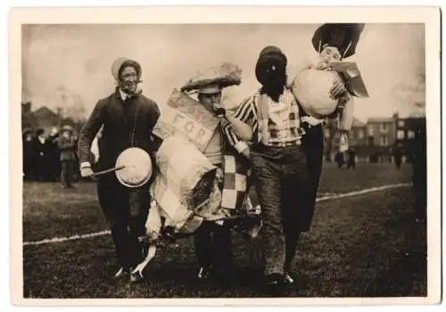 Fotografie Demonstration gegen Frauenwahlrecht in England 1928, Kostümierte Demonstranten