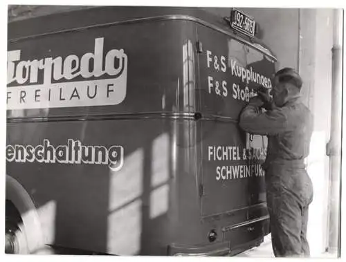 Fotografie Lackiererei in Schweinfurt, Auto-Lackierer vollendet Fichtel & Sachs Werbeschriftzug auf einem Kastenwagen