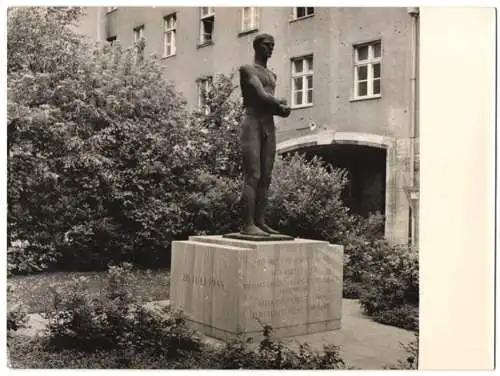 Fotografie Ansicht Berlin-Tiergarten, Statue von Richard Scheibe im Bendlerblock, Gedenkstätte Deutscher Widerstand 1954