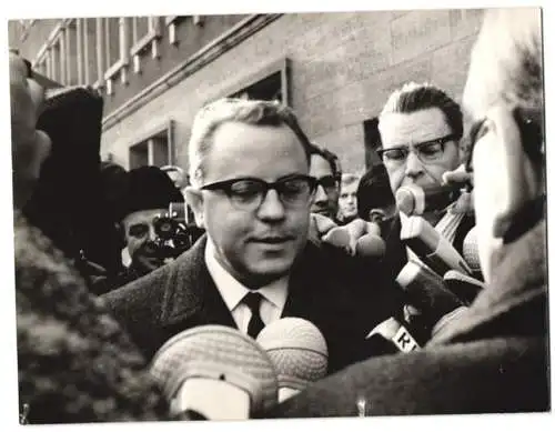 Fotografie DDR-Botschafter Michael Kohl von Reportern umringt in der Fasanenstrasse 1965