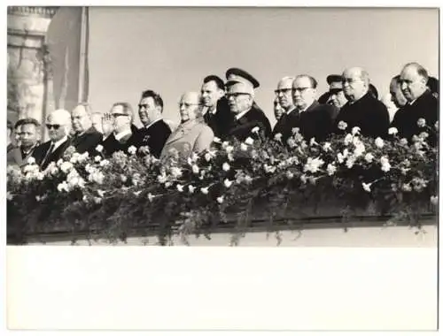 Fotografie Walter Ulbricht & Leonid Breschnew beim 20 Jahrestag der DDR, Festakt auf dem Marx-Engels-Platz in Berlin