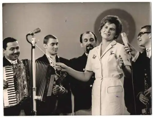 Fotografie Kosmonautin Walentina Tereschkowa bei einem Konzert in Karl-Marx-Stadt 1963