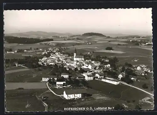 AK Hofkirchen /O.-Ö., Teilansicht mit Kirche, Fliegeraufnahme