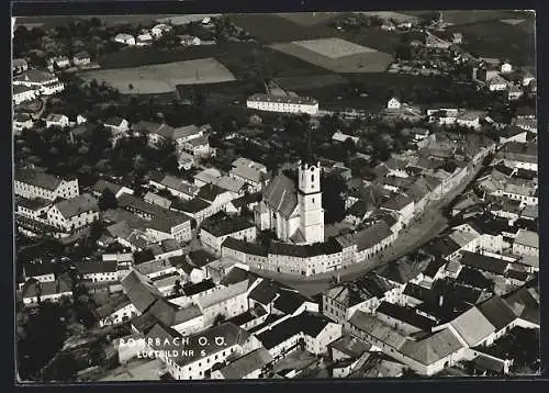 AK Rohrbach /O.-Ö., Teilansicht mit Kirche und Strassenpartie, Fliegeraufnahme