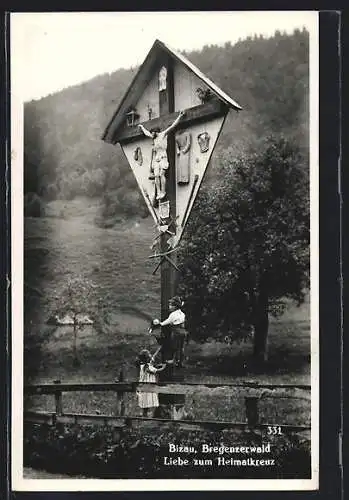 AK Bizau /Bregenzerwald, Kinderpaar am Heimatkreuz