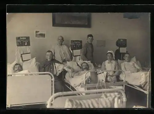AK Verwundete Soldaten und Krankenschwestern vom Roten Kreuz im Krankenzimmer