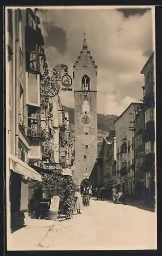 AK Vipiteno, Strasse im Zentrum mit Uhrturm