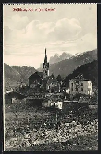 AK Gufidaun, Ortsansicht mit Kirche und Alpenkette