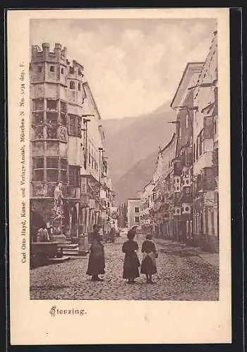 AK Sterzing, Kinder auf einer Strasse im Ortskern