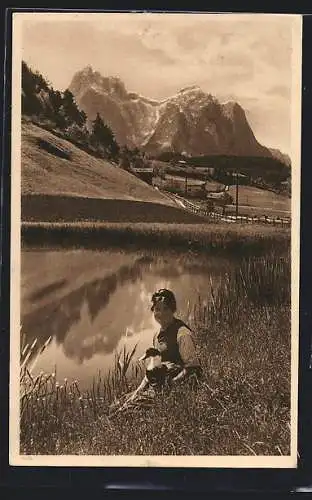 AK Castelrotto, Frau mit Gans an einem Teich in Ortsnähe, Blick auf Sciliar