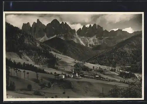 AK St. Maddalena in Funes pr. Chiusa, Ortsansicht aus der Vogelschau